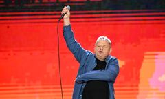 "Ratowałem się przed covidem". Kazik Staszewski tłumaczy się z niedyspozycji