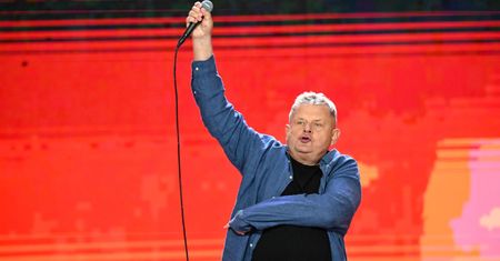 "Ratowałem się przed covidem". Kazik Staszewski tłumaczy się z niedyspozycji