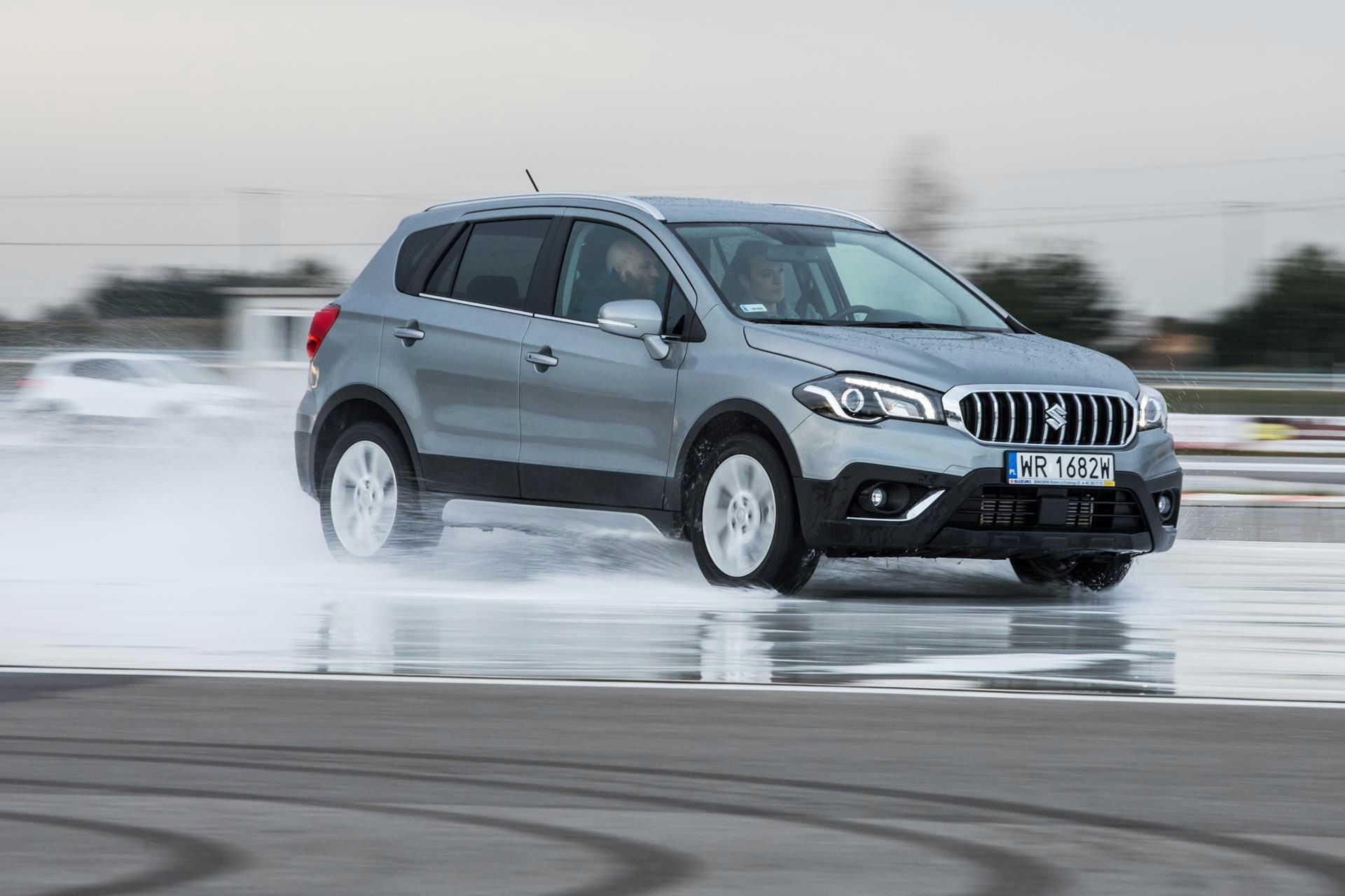 Dość łatwa kontrola i wysoka stabilność - to cechy charakteryzujące Suzuki SX4 S-Cross.