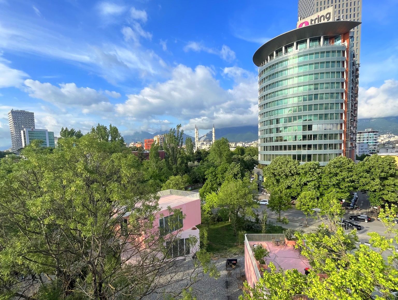 Tirana zaskakuje dużą ilością zieleni
