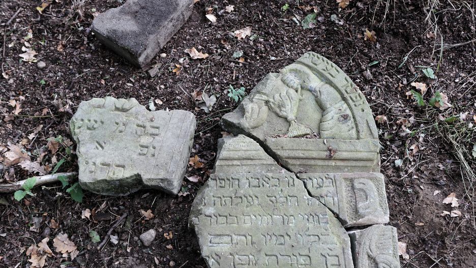 Neonazista pochowany w grobie żydowskiego muzykologa 