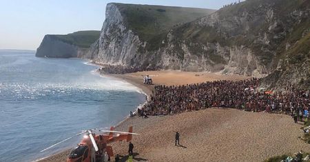 Anglia. Turyści ewakuowani z plaży. Trzy osoby poważnie ranne