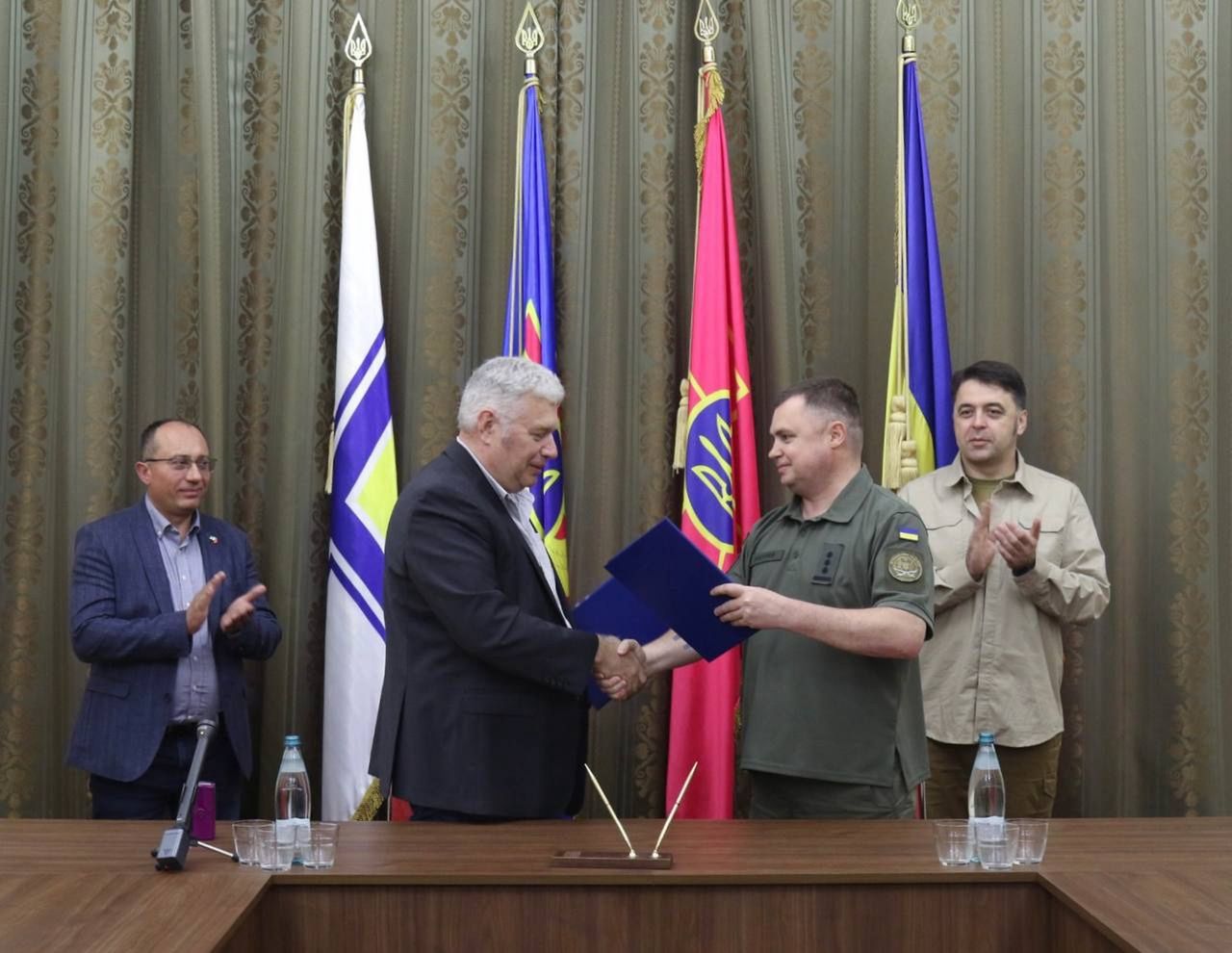 Moment podpisania umowy na budowę centrum serwisowego Baykar w Ukrainie.