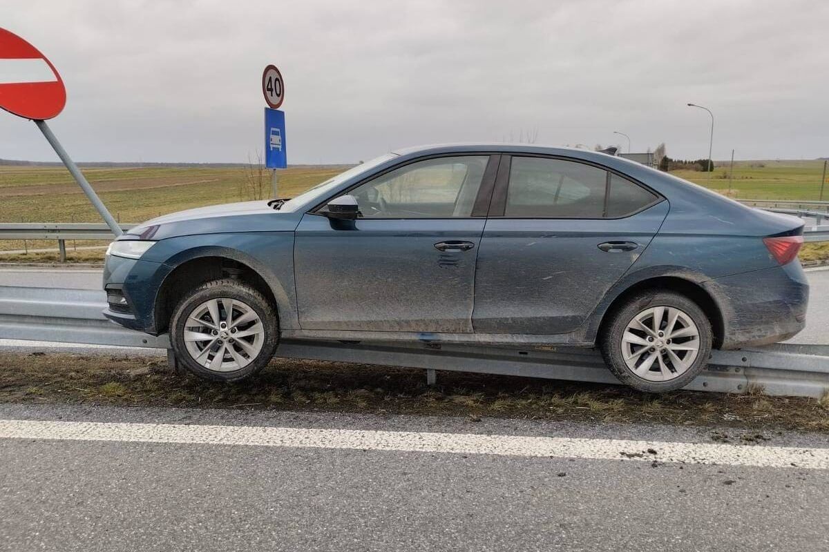 Skoda zawisła na barierkach przy S12