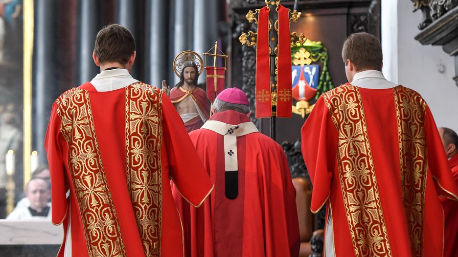 Plakaty informują, gdzie mogą zgłaszać się skrzywdzone przez księży osoby. Akcję prowadzi inicjatywa "Zranieni w Kościele"