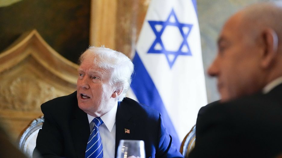 Donald Trump spotka? si? z Benjaminem Netanjahu
Republican presidential candidate former President Donald Trump meets with Israeli Prime Minister Benjamin Netanyahu at his Mar-a-Lago estate, Friday, July 26, 2024, in Palm Beach, Fla. (AP Photo/Alex Brandon)
Alex Brandon