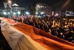 Pod Sejmem trwa protest KOD, do którego dołączyli posłowie opozycji