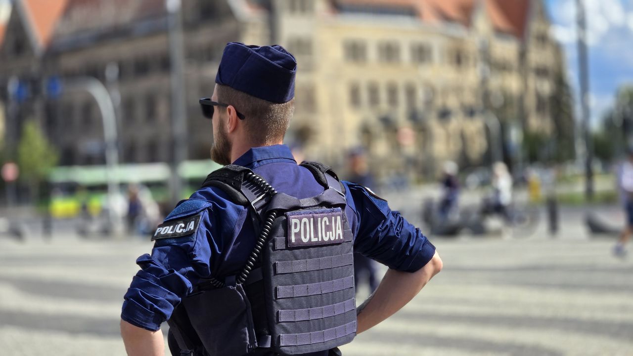 Policjant zapomniał broni w toalecie na stacji paliw. Interweniował przypadkowy świadek