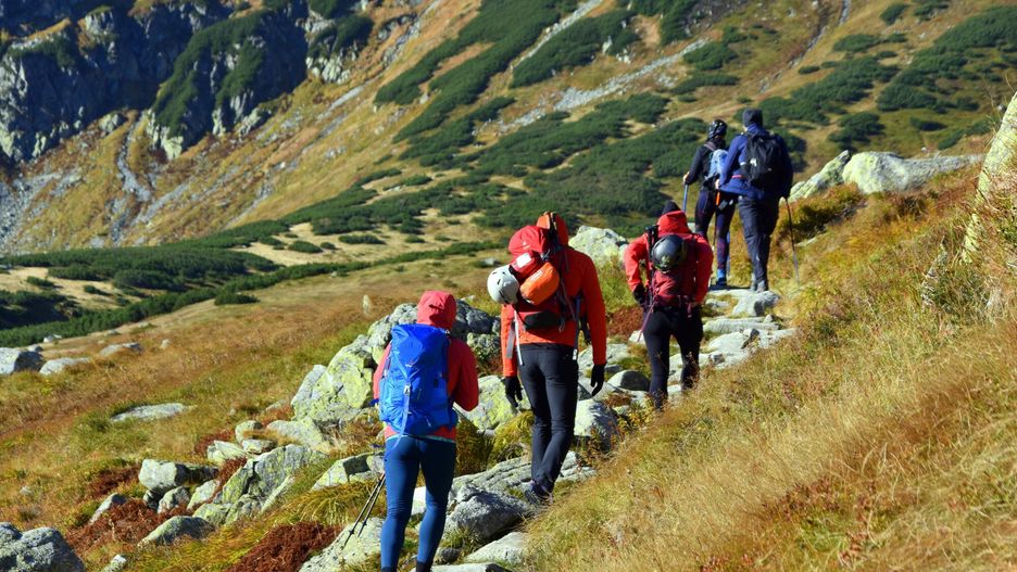 Pa?dziernikowy weekend w Tatrach
PHOTO: ALBIN MARCINIAK / EAST NEWS 14.10.2023 
Tlumy turystow na szlakach, Tatry Wysokie, Tatrzanski Park Narodowy
n/z duze zainteresowanie turystow w sloneczny sobotni dzien w polowie pazdziernika,
Albin Marciniak