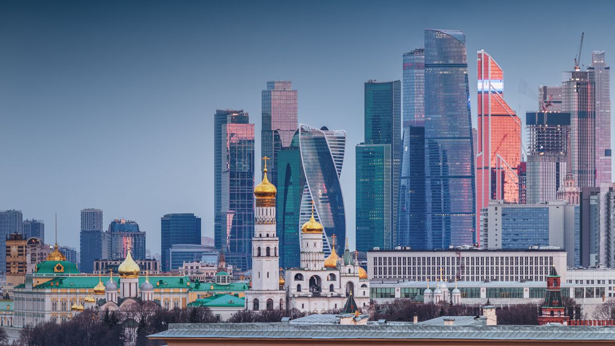 Kreml na tle drapaczy chmur w Moskwie