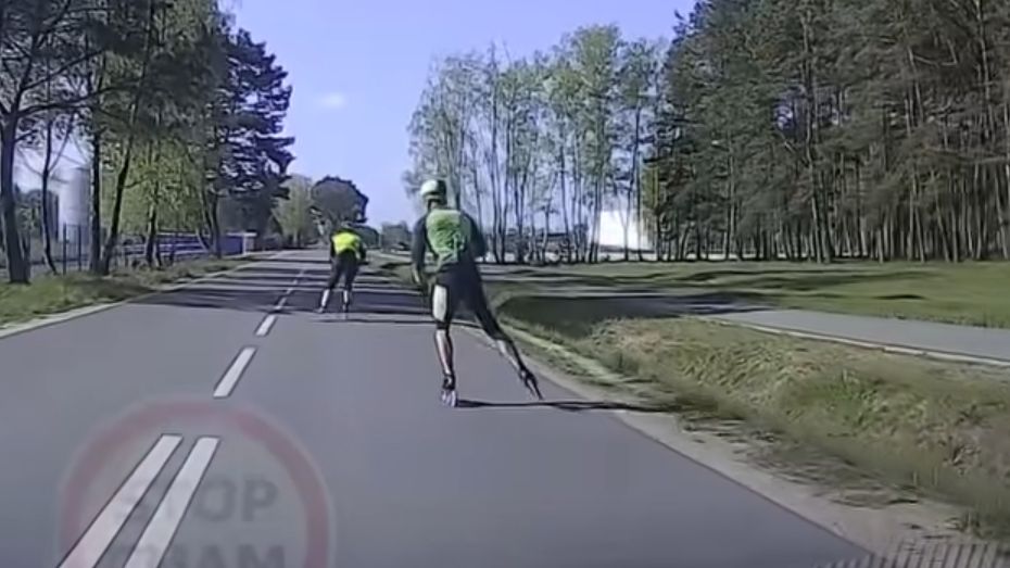Mężczyźni poruszający się na rolkach za nic mieli przepisy ruchu drogowego