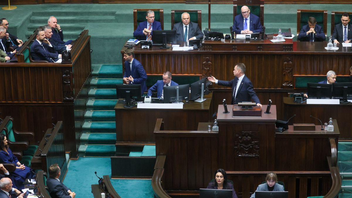 Po wystąpieniu szefa MON. Krzyki, zdumienie i zarzuty. Na mównicy Mariusz Błaszczak