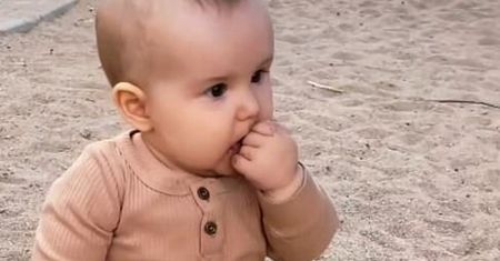 Młoda mama pozwala dziecku wkładać brudne rzeczy do ust. Według niej w ten sposób buduje odporność