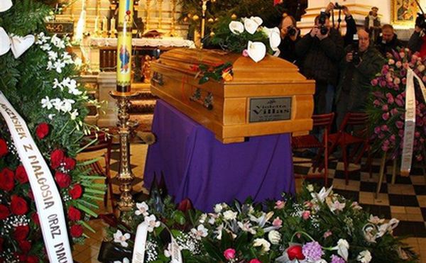 Ukryła się w tłumie na pogrzebie Violetty Villas