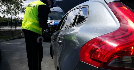 Obostrzenia dot. podróżowania autem. Rząd sprecyzował zapisy o liczbie pasażerów i maseczkach