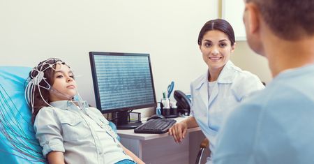 EEG głowy dziecka. Kiedy wykonuje się badanie i jak się do niego przygotować?