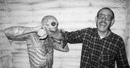 Kogo gryzie Zombie Boy?
