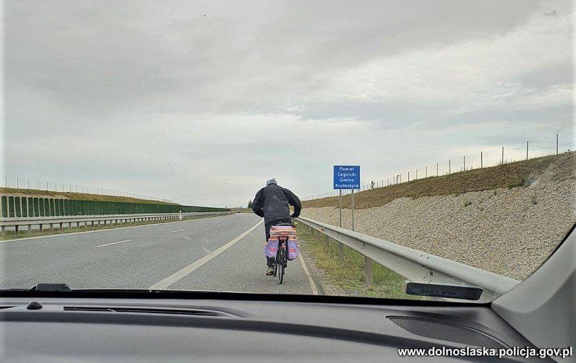 Pojechał na rowerze "ekspresówką". Chciał skrócić sobie drogę