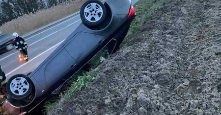 Pijany policjant dachował. Alkomat jego kolegów nic nie wykazał, ale do akcji wkroczyli strażacy