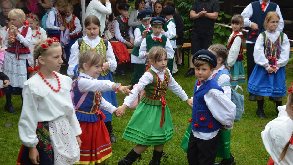 W niedzielę 8 czerwca w Zagrodzie Czernikiewiczów w Bodzentynie odbył się I Przegląd Dziecięcych Zespołów Ludowych.