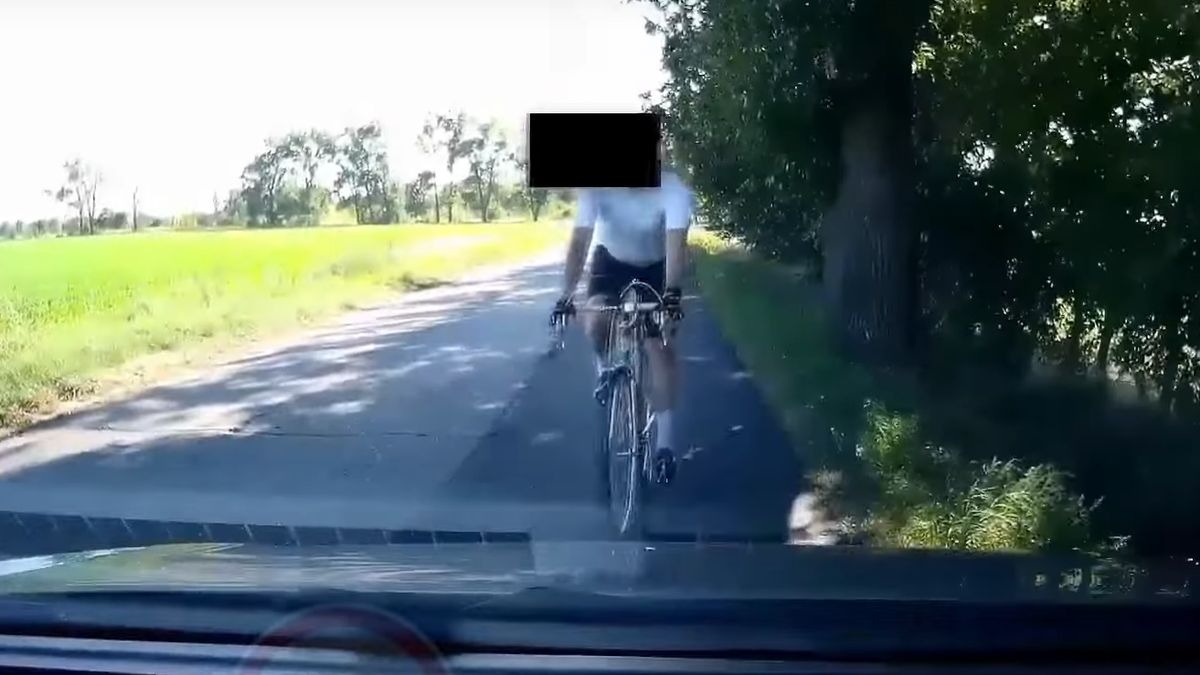 Rowerzysta poruszał się lewą stroną jezdni