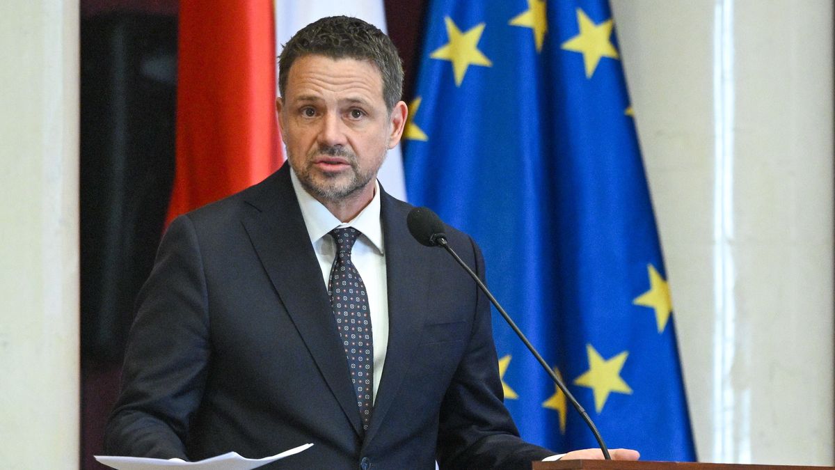 Warszawa, 12.03.2026. Prezydent Warszawy Rafał Trzaskowski na XXXIII sesji Rady m.st. Warszawy w stołecznym Pałacu Kultury i Nauki, 12 bm. Radni zdecydują o nocnej prohibicji na terenie całego miasta. (ad) PAP/Radek Pietruszka