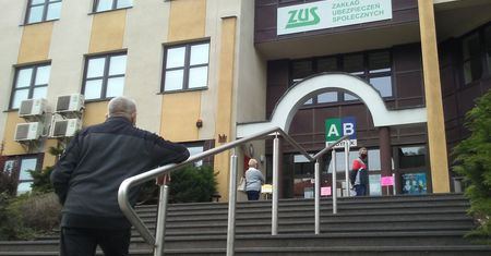 Dodatkowe 5500 zł dla seniorów. Kto skorzysta ze świadczenia?