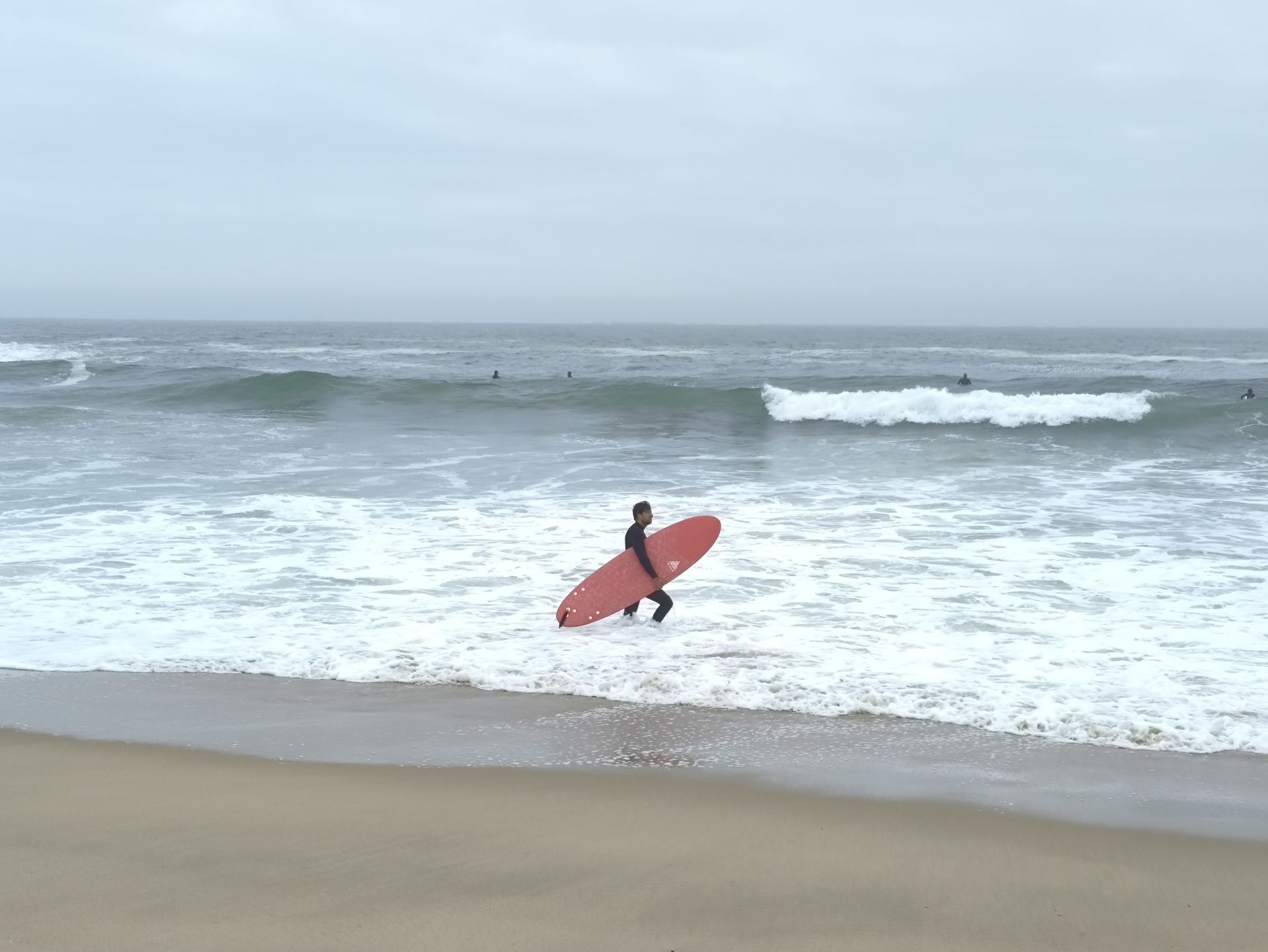 Surferzy korzystają z wysokich fal