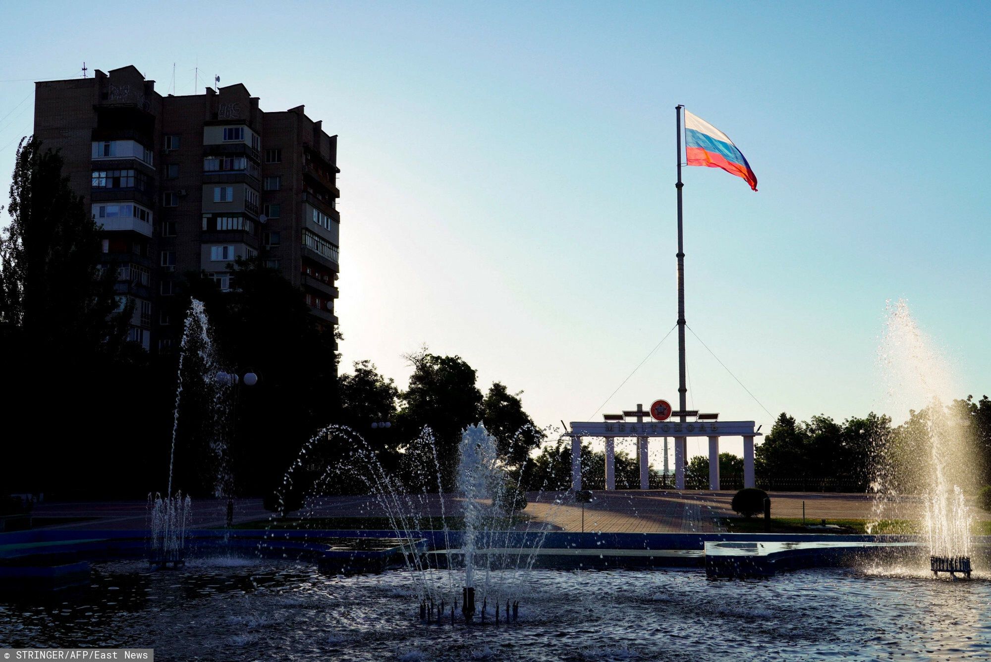 Ukraina - archA photo taken on July 18, 2022 shows a Russian flag flying in the wind in Melitopol, Zaporizhzhia region, amid the ongoing Russian military action in Ukraine. (Photo by STRINGER / AFP)STRINGER