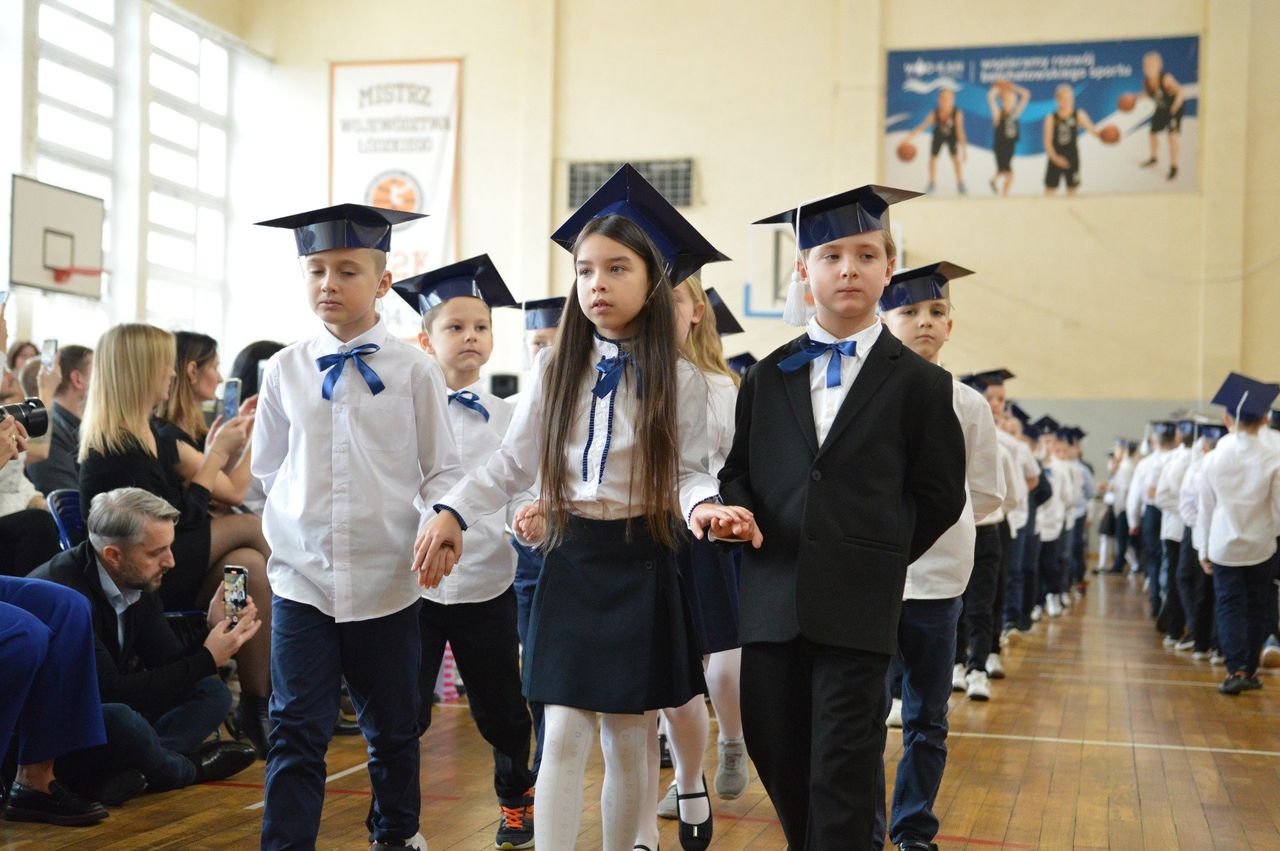 Bełchatów: Ślubowanie klas pierwszych odbyło się w SP nr 13