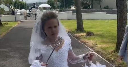 Do komunii zajechała karetą. Spójrzcie na stylizację matki