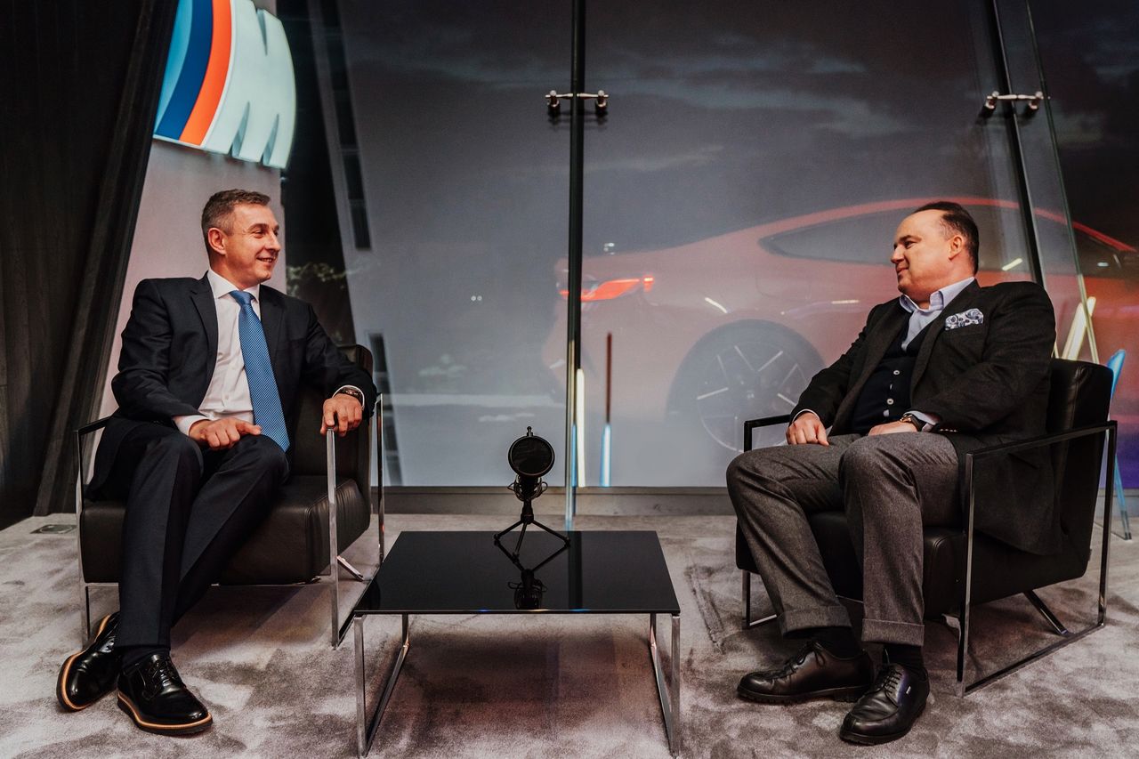 Ireneusz Sikora i Christian Haririan podczas wywiadu (fot. BMW Polska)