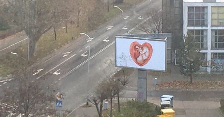 Kłodzko. Aktywistki Strajku Kobiet: "Tak, jesteśmy za życiem". Dziecko w sercu znów na plakatach