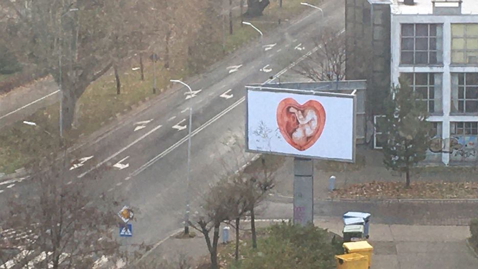 Kłodzko. Grafika, która zapełniła nośniki reklamowe w całej Polsce w grudniu, znów pojawi się w miejskiej przestrzeni. Tym razem z komentarzem zwracającym uwagę na wartość bezwarunkowej akceptacji oczekiwanego potomstwa (WP)
