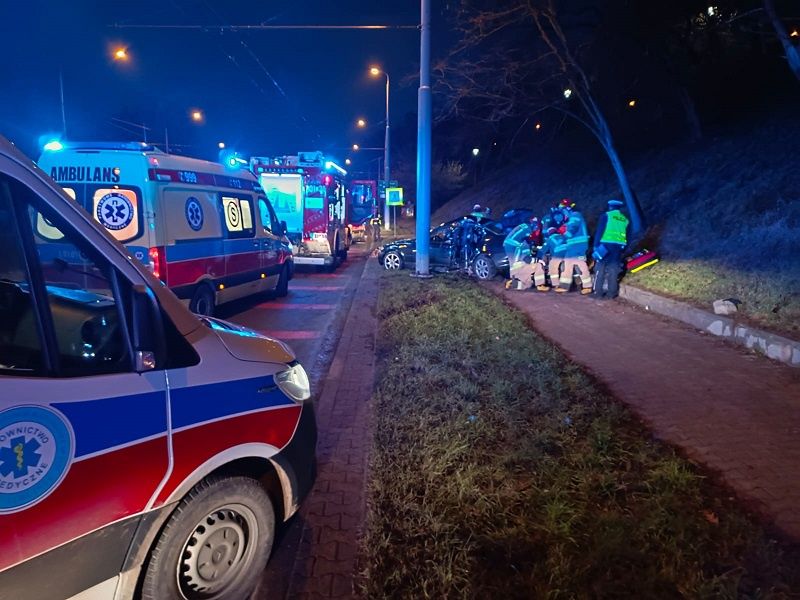 BMW roztrzaskało się na słupie na ul. Nadbystrzyckiej