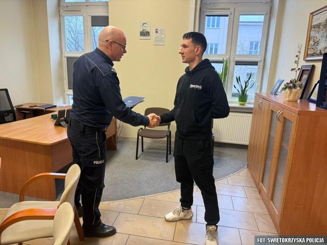 Szef ostrowieckich policjantów podziękował za wzorową postawę obywatelską