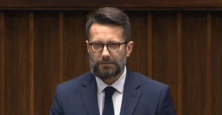 Zwrócił uwagę na gest Tuska. Internauci szybko go wyjaśnili
