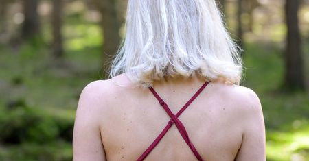 Najgorszy kolor ubrań dla dojrzałych kobiet. Postarza o kilka lat