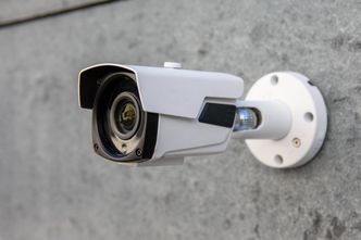 Spór o kamery przy śmietnikach. Mieszkaniec wygrał ze spółdzielnią