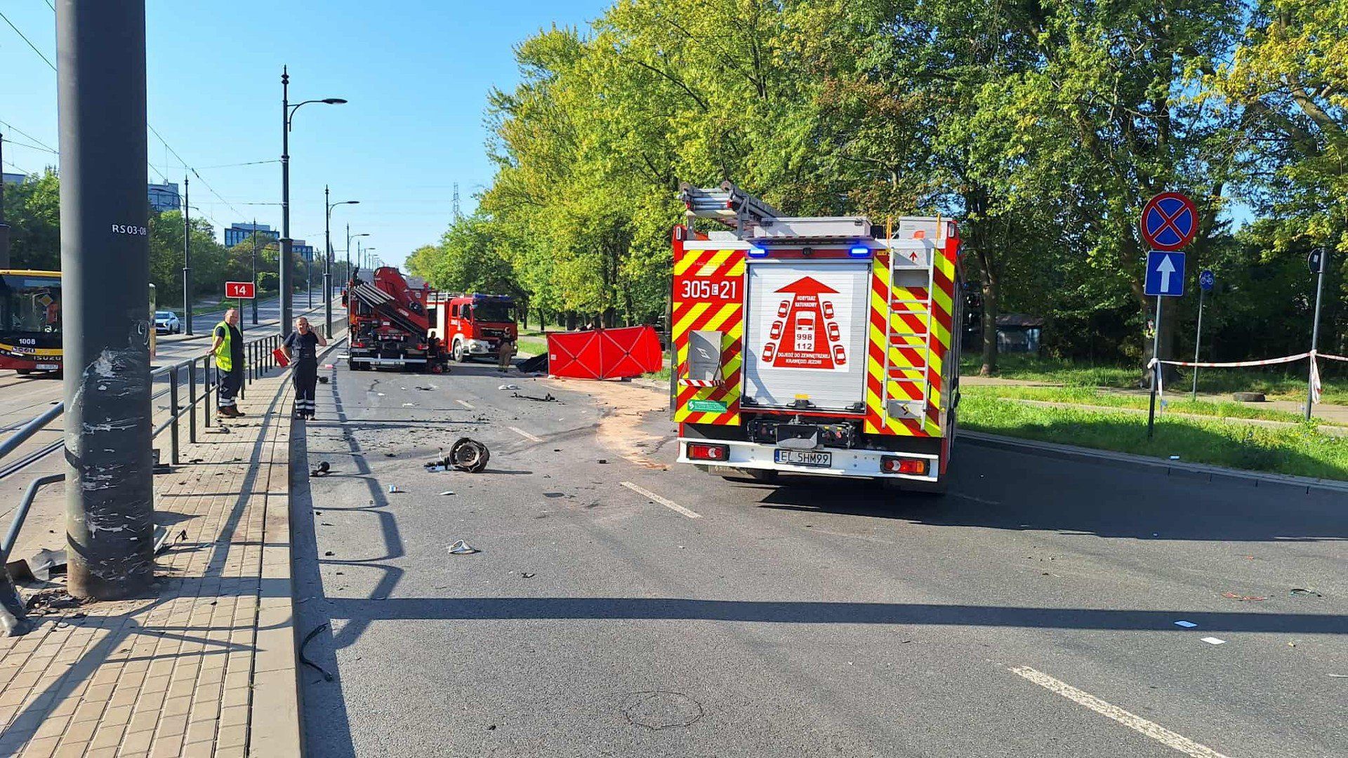 Na al. Śmigłego-Rydza w Łodzi auto wjechało w bariery. Droga nieprzejezdna