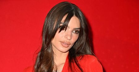 Te buty to dzieło sztuki. Emily Ratajkowski w ognistej czerwieni
