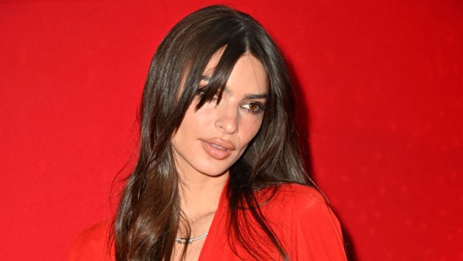 Temperamentne kolory podkreślą osobowość i urodę Emily Ratajkowski