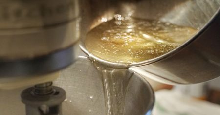 Cukiernicy robią z niej pyszności. Dobrze sprawdza się też jako nawóz do kwiatów