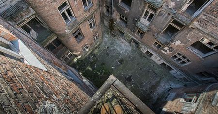Warszawski urbex: Co znajduje się wewnątrz kamienicy przy Żelaznej 43?