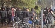 Tłum przy polsko-białoruskiej granicy. Migranci próbują siłowo forsować zabezpieczenia