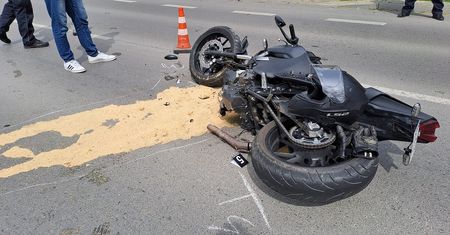 Wypadek z udziałem motocykla w Kraśniku. Na miejscu pracują służby
