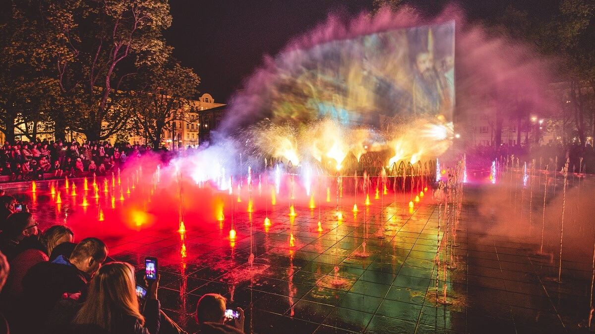 Pokazy na fontannie multimedialnej na Placu Litewskim w Lublinie