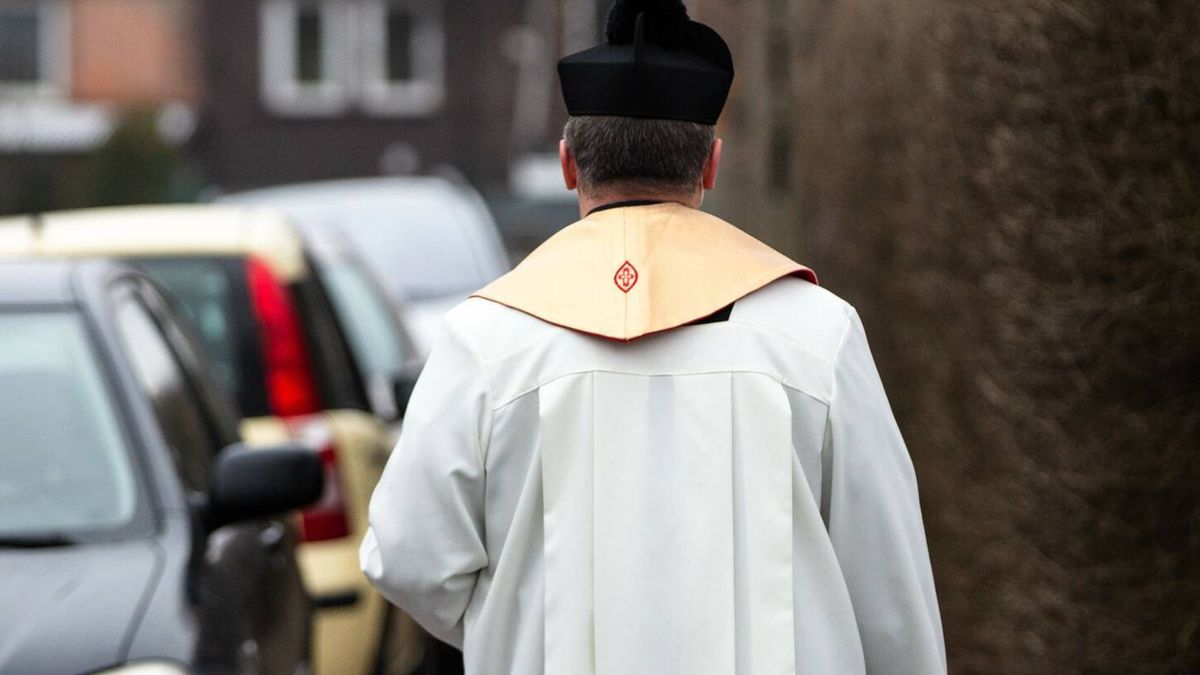 Księża odwiedzają wiernych w ramach "kolędy". Co z kwestią ofiar