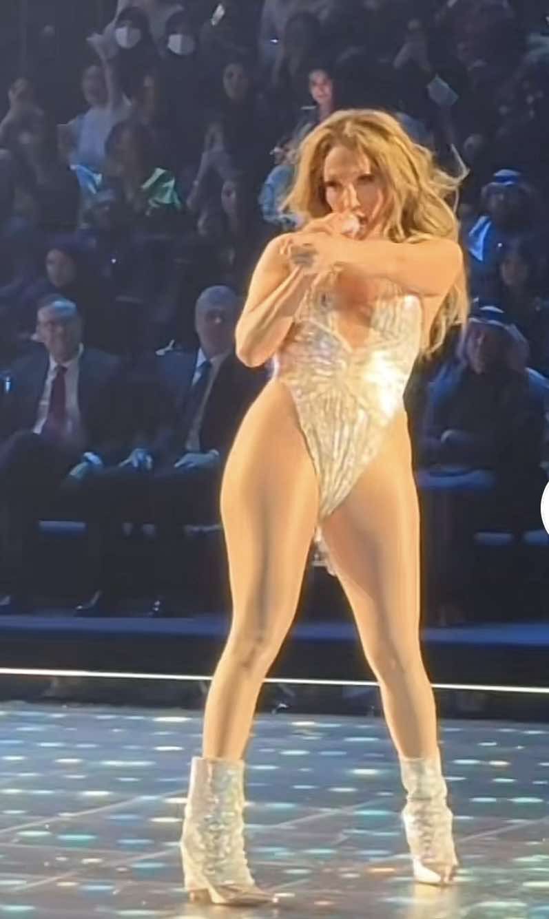 Jennifer Lopez szaleje na scenie w skąpym body