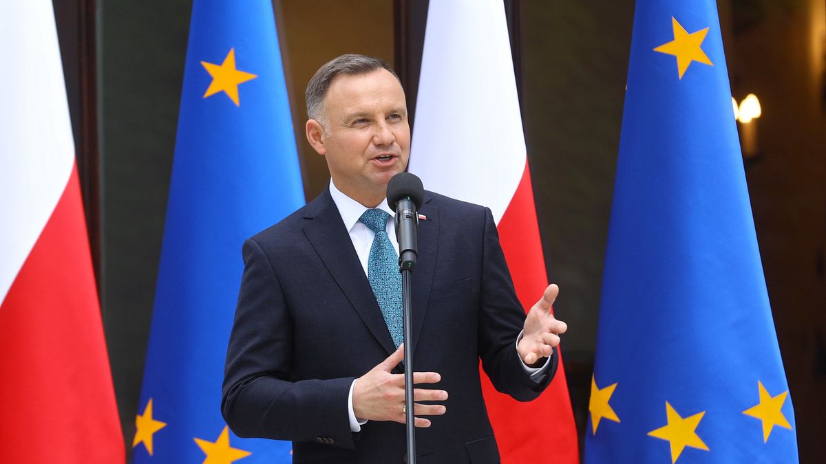 Warszawa, 31.05.2021. Prezydent Andrzej Duda podczas uroczystego spotkania z okazji Dnia Samorządu Terytorialnego, 31 bm. w Ogrodach Zewnętrznych Pałacu Prezydenckiego w Warszawie. Prezydent Andrzej Duda wręczył podczas spotkania odznaczenia państwowe. (jm) PAP/Rafał Guz